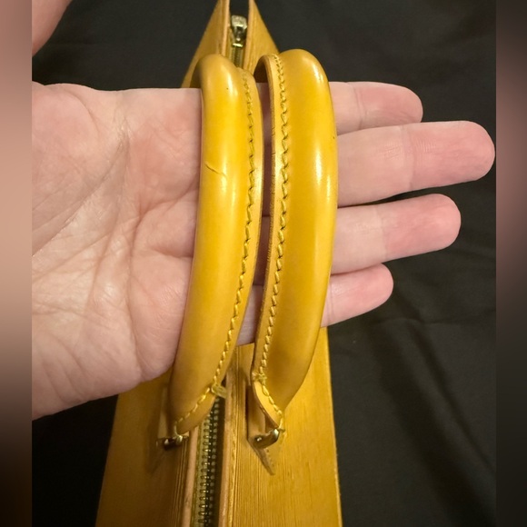 LOUIS VUITTON SAC TRIANGLE EPI - Picture 11 of 16